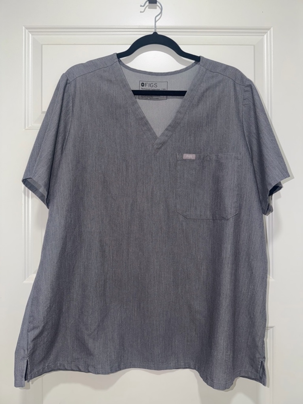Figs Women's Short Sleeve V-Neck Top in Charcoal